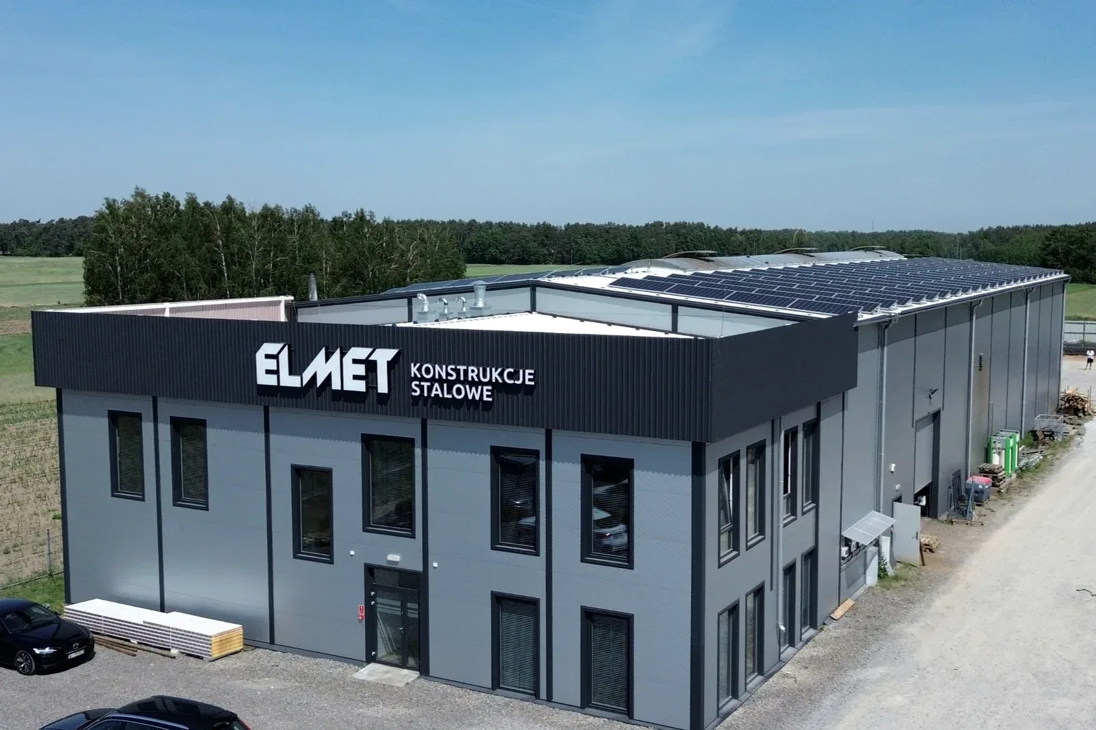 Siedziba firmy ELMET w Helenowie z logo na elewacji